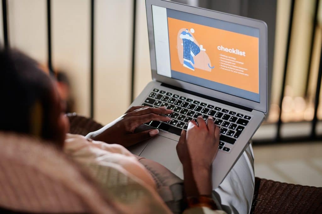 checklist-onboarding-pexels-darlene-alderson-7971328