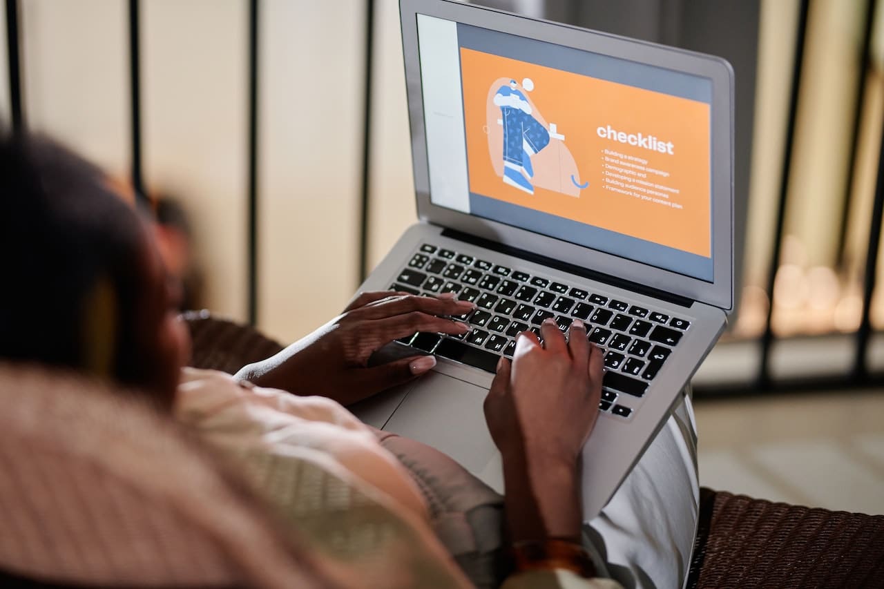 checklist-onboarding-pexels-darlene-alderson-7971328